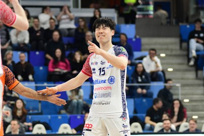 ウインクでチームメートをたたえる大塚達宣選手＝イタリアのミラノで2026年2月25日、玉井滉大撮影