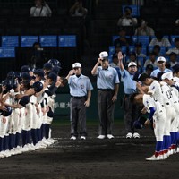最も遅い終了時間となった2025年の全国高校野球選手権大会第4日の高知中央と綾羽の試合＝阪神甲子園球場で2025年8月8日午後10時46分、藤井達也撮影