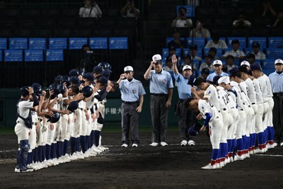 最も遅い終了時間となった2025年の全国高校野球選手権大会第4日の高知中央と綾羽の試合＝阪神甲子園球場で2025年8月8日午後10時46分、藤井達也撮影