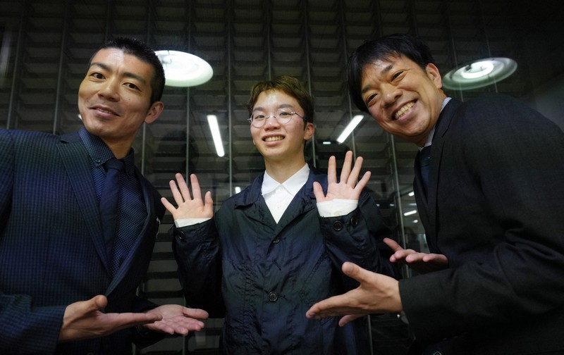 オンラインイベントの収録を終えて笑顔を見せる友野一希選手（中央）と「りゅうじん」ペア＝東京都千代田区で2026年4月13日午後9時44分、貝塚太一撮影