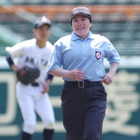 2025年5月の高校軟式野球の交流試合で三塁塁審を務める松本京子さん＝阪神甲子園球場で2025年5月5日、前田梨里子撮影