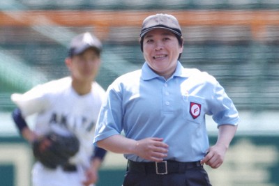 2025年5月の高校軟式野球の交流試合で三塁塁審を務める松本京子さん＝阪神甲子園球場で2025年5月5日、前田梨里子撮影