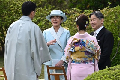 木原龍一さん（手前左）、三浦璃来さんと歓談される天皇、皇后両陛下＝東京・元赤坂の赤坂御苑で2026年4月17日午後2時6分、西夏生撮影