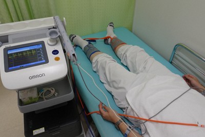 腕と足で同時に計測した血圧の比を調べるABI検査に使う機器＝関西医科大の駒井宏好医師提供