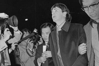 日本公演のため来日、マリフアナ所持で逮捕され警視庁に連行されるポール・マッカートニー（右から2人目）＝東京・中目黒の厚生省関東信越地区麻薬取締官事務所前で1980年1月17日、写真部員撮影