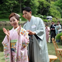 春の園遊会会場で三浦璃来さん（左）の帯を直す木原龍一さん＝東京・元赤坂の赤坂御苑で2026年4月17日午後1時12分、幾島健太郎撮影