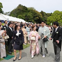 春の園遊会に招かれたフィギュアスケートの三浦璃来さん（中央左）と木原龍一さん（中央右）＝東京・元赤坂の赤坂御苑で2026年4月17日午後1時8分、幾島健太郎撮影