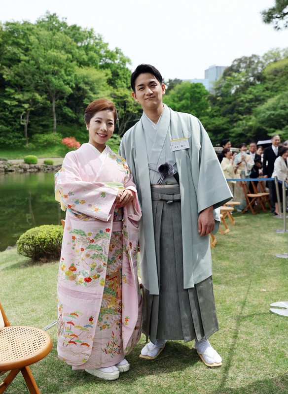 春の園遊会に招かれたフィギュアスケートの三浦璃来さん（左）と木原龍一さん＝東京・元赤坂の赤坂御苑で2026年4月17日午後1時12分、幾島健太郎撮影