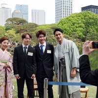 春の園遊会に招かれ、記念撮影するフィギュアスケートの（左から）三浦璃来さん、鍵山優真さん、森田真沙也さん、木原龍一さん＝東京・元赤坂の赤坂御苑で2026年4月17日午後1時14分、幾島健太郎撮影