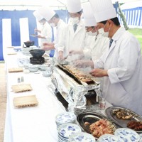 春の園遊会で振る舞われた焼き鳥とジンギスカン＝東京・元赤坂の赤坂御苑で2026年4月17日午後0時41分（代表撮影）