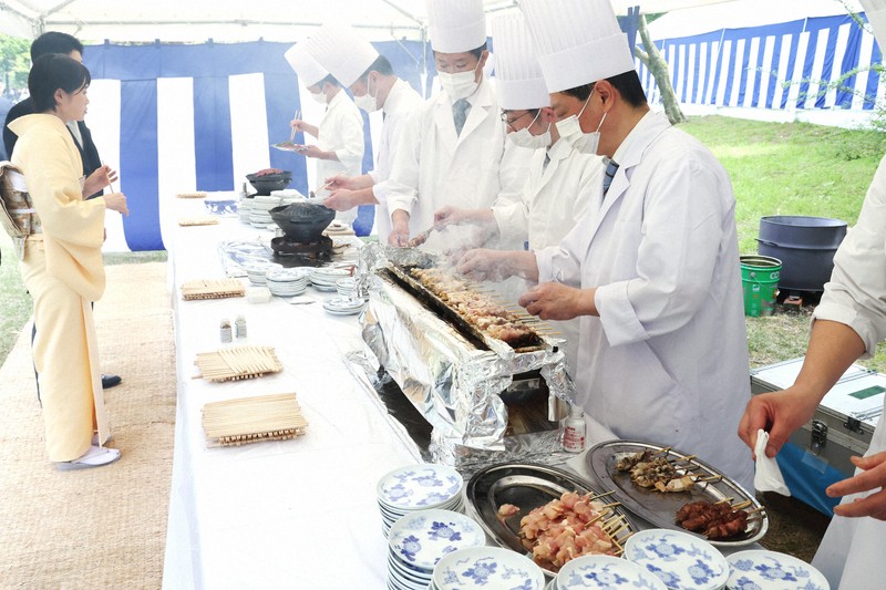 春の園遊会で振る舞われた焼き鳥とジンギスカン＝東京・元赤坂の赤坂御苑で2026年4月17日午後0時41分（代表撮影）