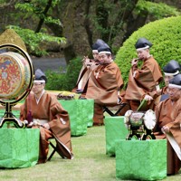 春の園遊会で招待者に披露された雅楽の演奏＝東京・元赤坂の赤坂御苑で2026年4月17日午後1時15分（代表撮影）