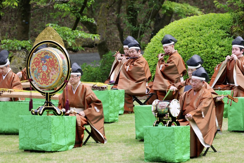 春の園遊会で招待者に披露された雅楽の演奏＝東京・元赤坂の赤坂御苑で2026年4月17日午後1時15分（代表撮影）