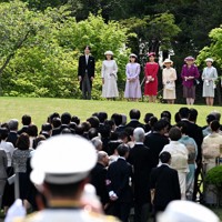 春の園遊会に臨まれる天皇、皇后両陛下、秋篠宮ご夫妻、皇族方＝東京・元赤坂の赤坂御苑で2026年4月17日午後1時46分、西夏生撮影