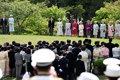 春の園遊会に臨まれる天皇、皇后両陛下、秋篠宮ご夫妻、皇族方＝東京・元赤坂の赤坂御苑で2026年4月17日午後1時46分、西夏生撮影
