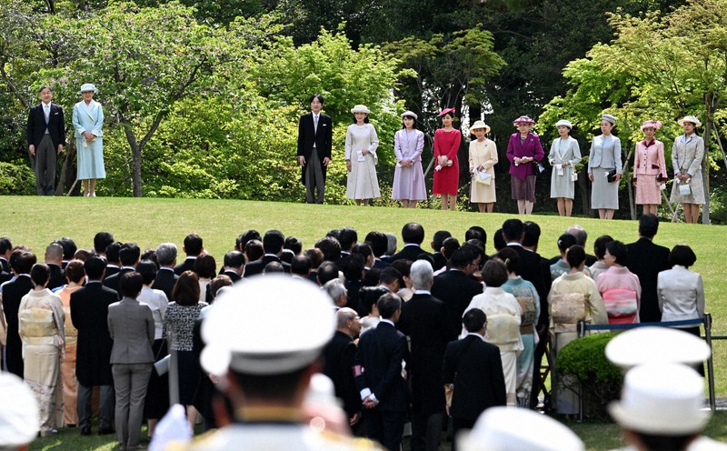 春の園遊会に臨まれる天皇、皇后両陛下、秋篠宮ご夫妻、皇族方＝東京・元赤坂の赤坂御苑で2026年4月17日午後1時46分、西夏生撮影
