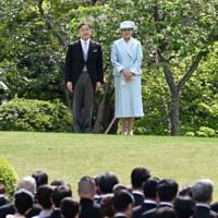 春の園遊会に臨まれる天皇、皇后両陛下＝東京・元赤坂の赤坂御苑で2026年4月17日午後1時46分、西夏生撮影