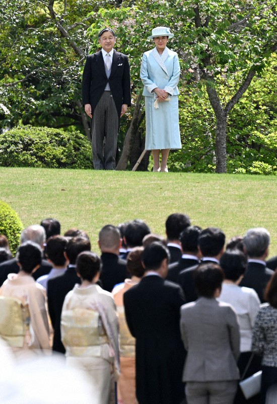 春の園遊会に臨まれる天皇、皇后両陛下＝東京・元赤坂の赤坂御苑で2026年4月17日午後1時46分、西夏生撮影