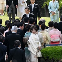 春の園遊会に臨まれる天皇、皇后両陛下、秋篠宮ご夫妻、皇族方＝東京・元赤坂の赤坂御苑で2026年4月17日午後1時50分、西夏生撮影