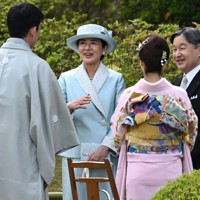 木原龍一さん（手前左）、三浦璃来さんと歓談される天皇、皇后両陛下＝東京・元赤坂の赤坂御苑で2026年4月17日午後2時6分、西夏生撮影