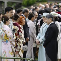 春の園遊会で、ミラノ・コルティナ冬季五輪で金メダルを獲得したフィギュアスケートペアの三浦璃来さん、木原龍一さんと言葉を交わされる天皇、皇后両陛下＝東京・元赤坂の赤坂御苑で2026年4月17日午後2時9分（代表撮影）