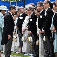 春の園遊会に臨まれる天皇、皇后両陛下＝東京・元赤坂の赤坂御苑で2026年4月17日午後2時半、西夏生撮影