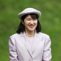 春の園遊会に臨まれる天皇、皇后両陛下の長女愛子さま＝東京・元赤坂の赤坂御苑で2026年4月17日午後2時37分（代表撮影）