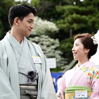 春の園遊会後、取材に応じる三浦璃来さん（右）と木原龍一さん＝東京・元赤坂の赤坂御苑で2026年4月17日午後3時8分、西夏生撮影