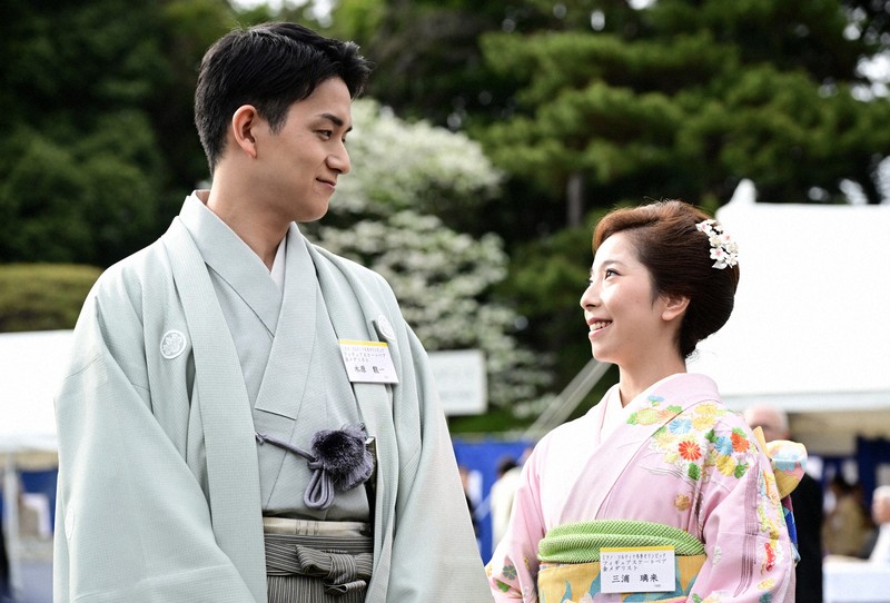 春の園遊会後、取材に応じる三浦璃来さん（右）と木原龍一さん＝東京・元赤坂の赤坂御苑で2026年4月17日午後3時8分、西夏生撮影