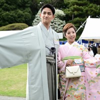 春の園遊会後、撮影に応じる三浦璃来さん（右）と木原龍一さん＝東京・元赤坂の赤坂御苑で2026年4月17日午後3時8分、西夏生撮影