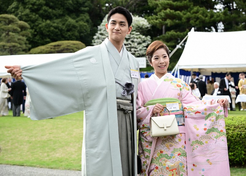 春の園遊会後、撮影に応じる三浦璃来さん（右）と木原龍一さん＝東京・元赤坂の赤坂御苑で2026年4月17日午後3時8分、西夏生撮影