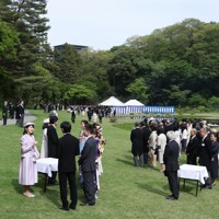 春の園遊会で招待客と懇談される天皇、皇后両陛下の長女愛子さま＝東京・元赤坂の赤坂御苑で2026年4月17日午後2時49分（代表撮影）