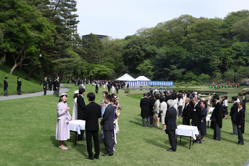 春の園遊会で招待客と懇談される天皇、皇后両陛下の長女愛子さま＝東京・元赤坂の赤坂御苑で2026年4月17日午後2時49分（代表撮影）