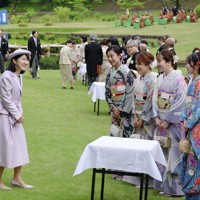 春の園遊会で高木美帆さん（中央）らミラノ・コルティナ冬季五輪のメダリストと懇談される愛子さま＝東京・元赤坂の赤坂御苑で2026年4月17日午後2時37分（代表撮影）