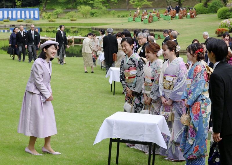 春の園遊会で高木美帆さん（中央）らミラノ・コルティナ冬季五輪のメダリストと懇談される愛子さま＝東京・元赤坂の赤坂御苑で2026年4月17日午後2時37分（代表撮影）