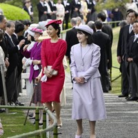 春の園遊会に出席された愛子さまと佳子さま＝東京・元赤坂の赤坂御苑で2026年4月17日午後2時22分（代表撮影）