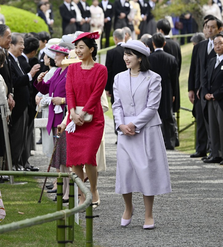 春の園遊会に出席された愛子さまと佳子さま＝東京・元赤坂の赤坂御苑で2026年4月17日午後2時22分（代表撮影）