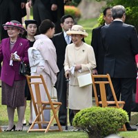 春の園遊会に臨まれる寛仁親王妃信子さま、常陸宮妃華子さま、秋篠宮家の次女佳子さま＝東京・元赤坂の赤坂御苑で2026年4月17日午後2時15分、西夏生撮影