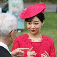 春の園遊会で手話で会話される秋篠宮ご夫妻の次女佳子さま＝東京・元赤坂の赤坂御苑で2026年4月17日午後2時58分、幾島健太郎撮影