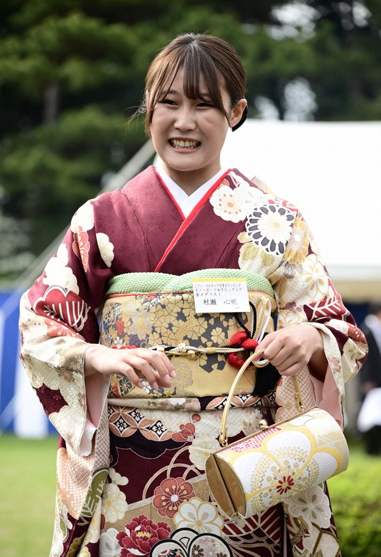 春の園遊会後、取材に応じる村瀬心椛さん＝東京・元赤坂の赤坂御苑で2026年4月17日午後3時14分、西夏生撮影