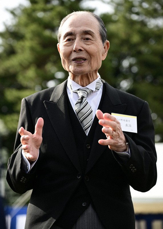 春の園遊会後、取材に応じる王貞治さん＝東京・元赤坂の赤坂御苑で2026年4月17日午後3時26分、西夏生撮影