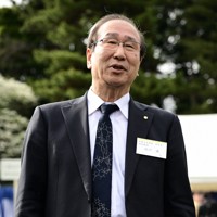 春の園遊会後、取材に応じる北川進・京都大特別教授＝東京・元赤坂の赤坂御苑で2026年4月17日午後3時9分、西夏生撮影