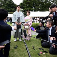春の園遊会後、取材に応じる三浦璃来さん（右）と木原龍一さん＝東京・元赤坂の赤坂御苑で2026年4月17日午後3時2分、西夏生撮影