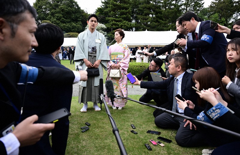 春の園遊会後、取材に応じる三浦璃来さん（右）と木原龍一さん＝東京・元赤坂の赤坂御苑で2026年4月17日午後3時2分、西夏生撮影