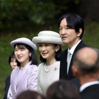 春の園遊会に臨まれる天皇、皇后両陛下の長女愛子さま、秋篠宮ご夫妻＝東京・元赤坂の赤坂御苑で2026年4月17日午後2時36分、幾島健太郎撮影