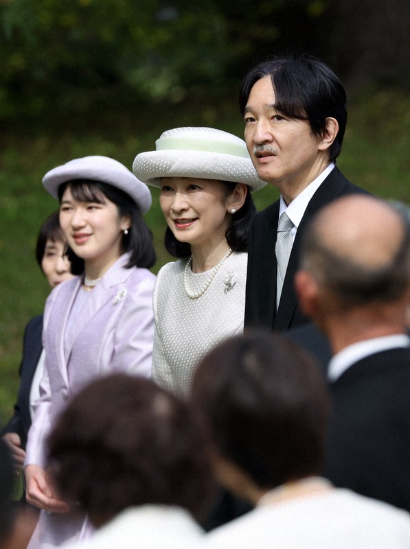 春の園遊会に臨まれる天皇、皇后両陛下の長女愛子さま、秋篠宮ご夫妻＝東京・元赤坂の赤坂御苑で2026年4月17日午後2時36分、幾島健太郎撮影