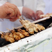 春の園遊会で提供された焼き鳥＝東京・元赤坂の赤坂御苑で2026年4月17日午後0時39分、幾島健太郎撮影