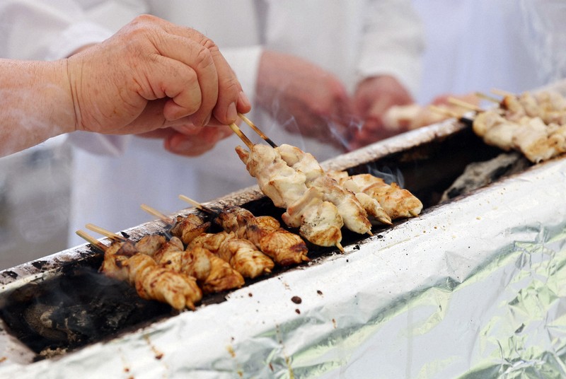 春の園遊会で提供された焼き鳥＝東京・元赤坂の赤坂御苑で2026年4月17日午後0時39分、幾島健太郎撮影
