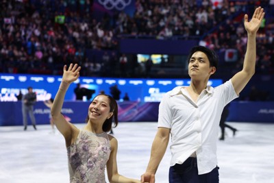 エキシビションのフィナーレで手を振る三浦璃来、木原龍一組＝ミラノ・アイススケートアリーナで2026年2月21日、猪飼健史撮影