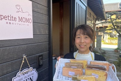 自慢のシフォンケーキを手にする板野綾子さん＝丹波市山南町和田で2026年3月17日午後3時06分、幸長由子撮影